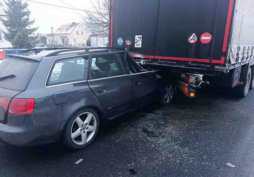 Poważny wypadek w Olbrachtowie. Audi wjechało pod ciężarówkę