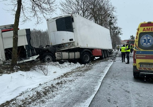 Tragiczny wypadek na drodze krajowej. Auto wbiło się w ciężarówkę. Droga całkowicie zablokowana