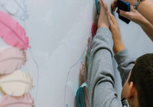 Sztuka wchodzi na oddział dziecięcy. W szpitalu w Nowym Sączu otworzą wystawę „Skrzydła nadziei”