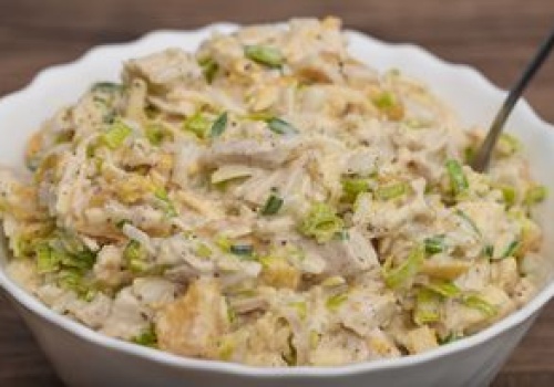 Sałatka z kapusty pekińskiej po hawajsku. Jest dużo lepsza niż gyros czy jarzynowa