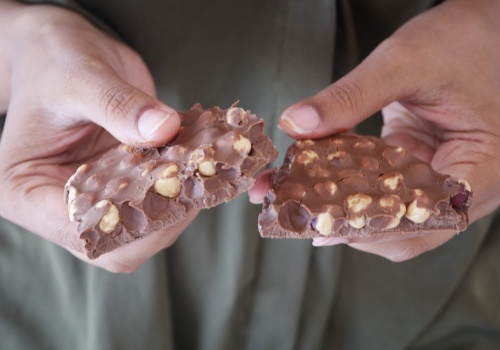 Zimą to najlepsza słodka przekąska. Dlaczego warto jeść czekoladę z orzechami?