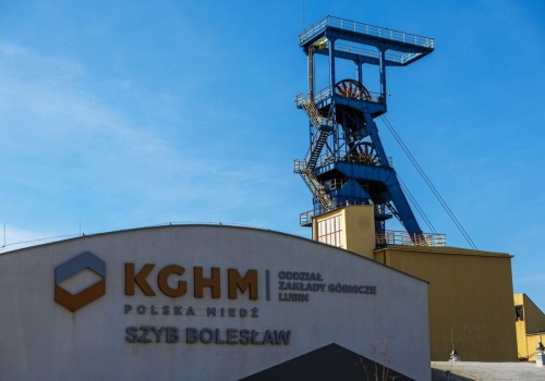 Milardowa umowa KGHM. Dostarczą miedź 135-letniej firmie. Starczyłoby na okrążenie Ziemi 1000 razy