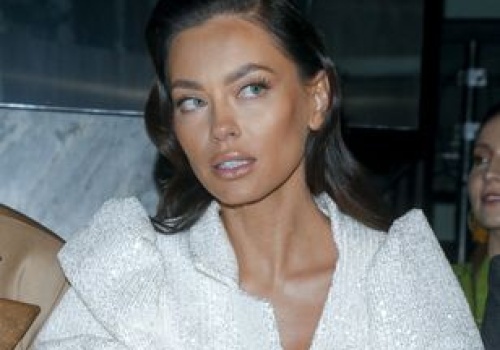 Zestawiła mini i gorset. Ogniste połączenie to strzał w dziesiątkę