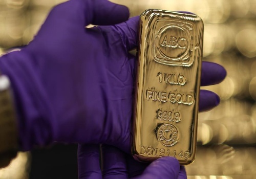 Kurs złota wrócił poniżej 5000 USD przez mocniejszego dolara