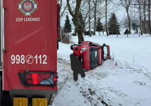 Znów dachowanie auta na tej samej drodze pod Ciechanowem