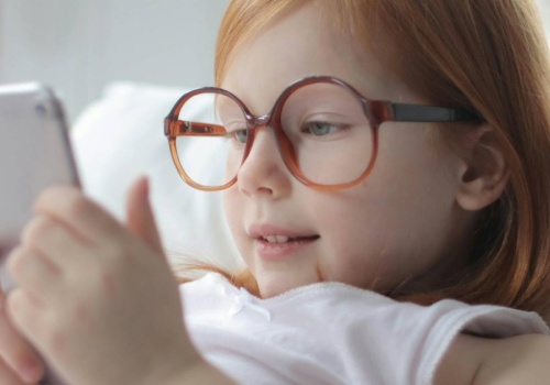 Zakaz ekranów jest dopiero początek. Rząd chce ograniczyć dzieciom AI