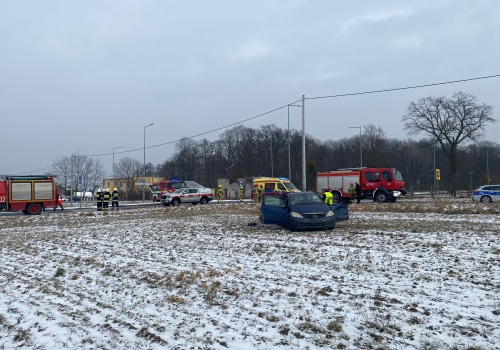 Poważny wypadek w miejscowości Piętno – strażacy uwalniali zakleszczoną osobę