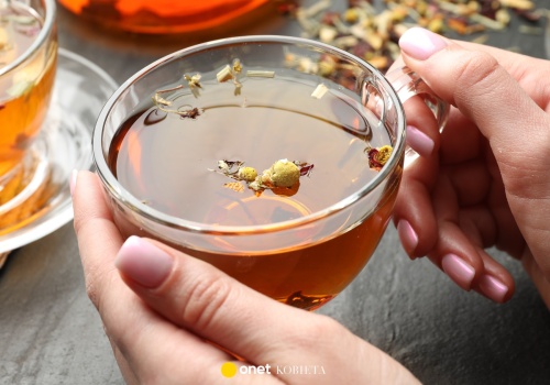 Pij wieczorem, rano skóra będzie gładsza. Pomoże na trądzik i niedoskonałości