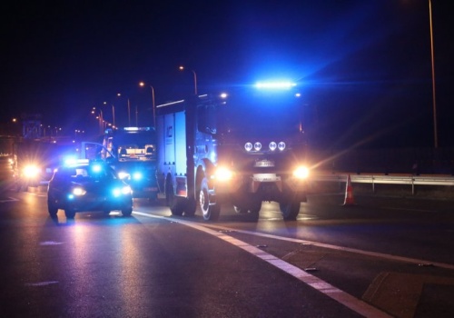 Wypadek na ekspresówce pod Piaskami. Auto osobowe wbiło się w ciężarówkę