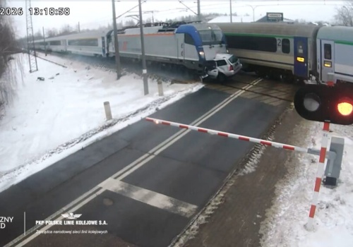 Ford utknął na torach. W auto uderzyły dwa pociągi. Nagranie z momentu zdarzenia