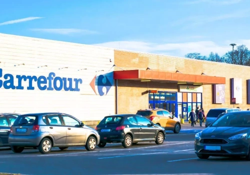 Gigant pod ścianą na naszym rynku. Czy Carrefour w Polsce sprzeda ponad 700 sklepów?