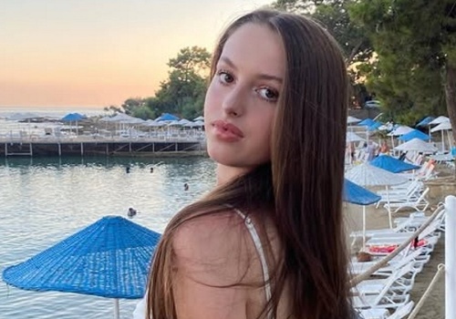 Zrezygnowała z kariery jako nastolatka. Pochodzi ze słynnej narciarskiej rodziny. 