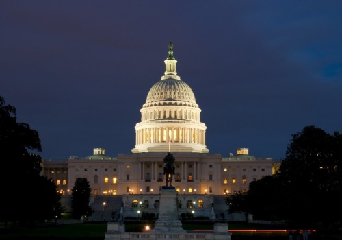 Młody mężczyzna zatrzymany przed Kapitolem. Był uzbrojony