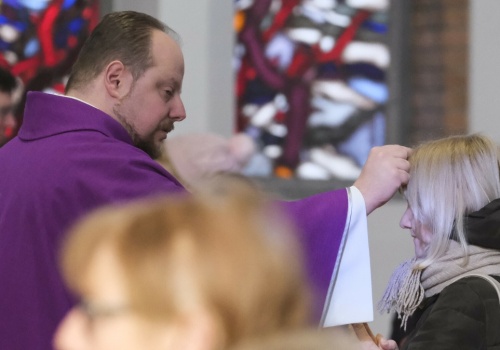 Czy w Środę Popielcową musisz być w kościele? I co z tym postem?