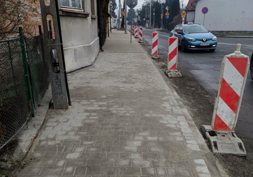 Absurd trwający dziewięć miesięcy, czyli dwadzieścia metrów chodnika