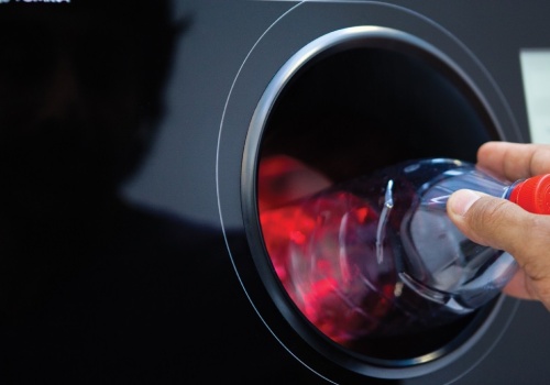 System kaucyjny to dla nich żyła złota. Drukują pieniądze recyklomatami