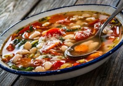 Na obiad podaję pyszną zupę. Napakowana warzywami, syci aż do kolacji