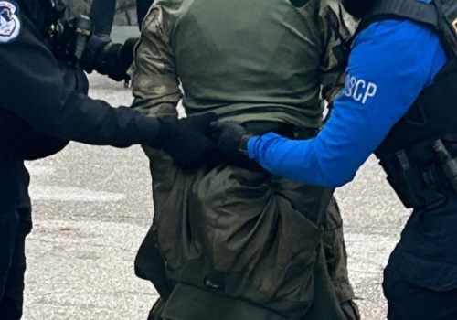 Pojawił się pod Kapitolem z bronią w ręku. 18-latek zatrzymany przez policję