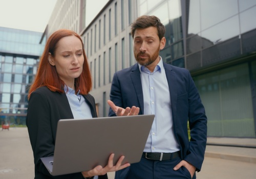 Mobbing w białych rękawiczkach. Subtelna agresja niszczy pracowników, zanim ktoś to zauważy