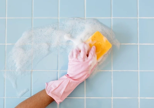 Grzyb na fugach zimą jest większy? Ten prosty sposób działa bez szorowania