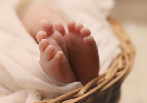 Obliczyliśmy, ile pieniędzy przysługuje matce po narodzinach dziecka. Kwota powala