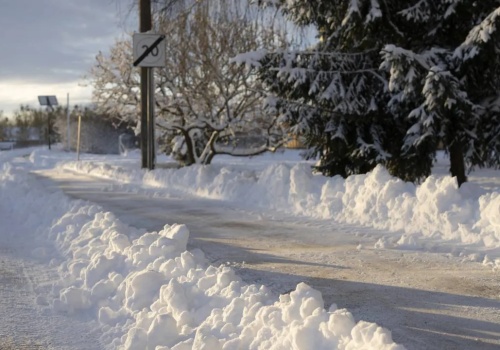 Alert IMGW dla 10 województw. Drogi zamienią się w lodowiska
