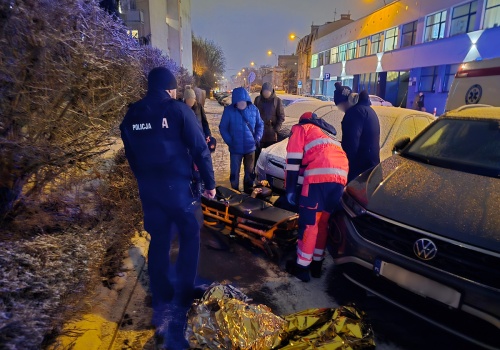 Starszy mężczyzna poślizgnął się na śliskim chodniku. Z pomocą ruszyli policjanci
