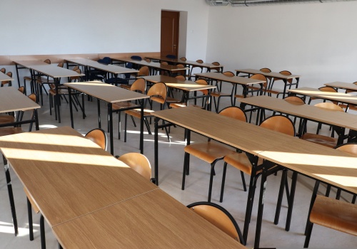 Uczniów i nauczycieli nie ma, ale dyrektorka wciąż pracuje. 