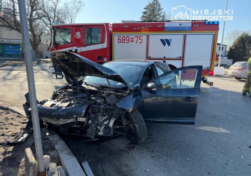 Zderzenie dwóch aut. Dwie osoby zabrane do szpitali