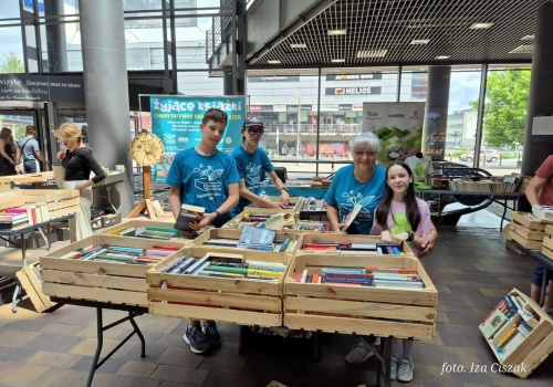Kiermasz, który zmienia więcej niż półki. „Żyjące Książki” już 28 lutego w Sferze