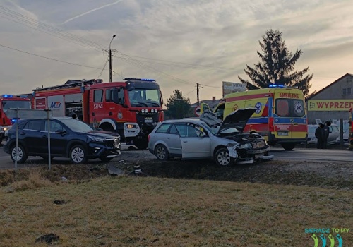 Groźny poranny wypadek na skrzyżowaniu Kłocko–Jeziory pod Sieradz. Trzy osoby ranne, jedna przetransportowana śmigłowcem do szpitala