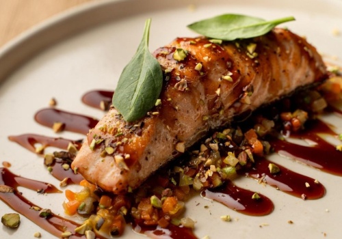 Łosoś z pistacjową nutą. Ten jeden dodatek zmienia wszystko