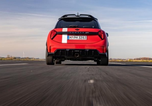 Historia napisana na nowo. MINI wskrzesza rajdowe barwy z 1965 roku w Victory Edition