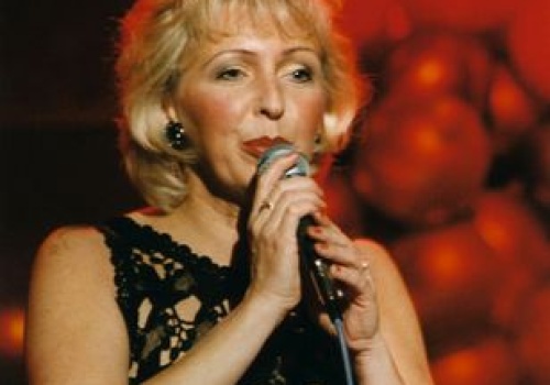 Zmarła w wieku 49 lat. 