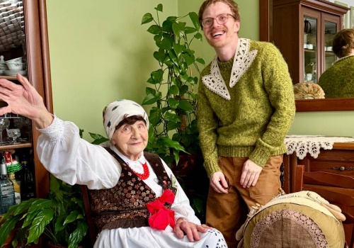 Tomasz odwiedza pracownie artystów ludowych. 