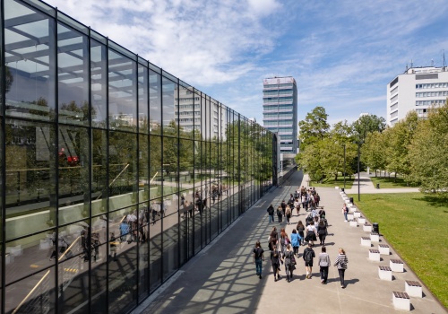 Wrocławska kuźnia talentów. Jak Politechnika Wrocławska wygrywa walkę o młodych naukowców