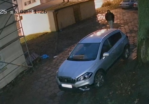 Buchnął tablicę rejestracyjną na olsztyńskim Zatorzu. Teraz szuka go policja