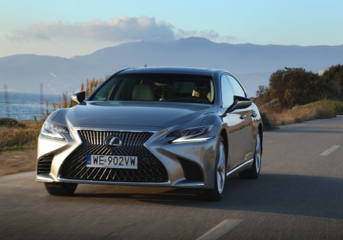 Manualna skrzynia w elektryku i brak kolumny kierowniczej? Lexus RZ udowadnia, że to ma sens