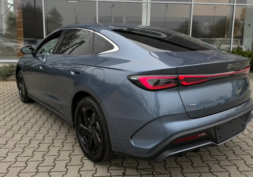 Za 126 900 zł dealer wyda kluczyki do sedana dłuższego niż Skoda Octavia. Ma 183 KM i zasięg do 1505 km