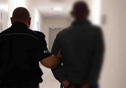 Jarocin. Przyszedł w odwiedzin do dziecka i pobił je. Syn uderzony pięścią wpadł na ścianę