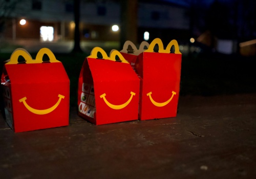 McDonald’s pokazuje na billboardach puste opakowania. Po zmroku dzieje się coś więcej