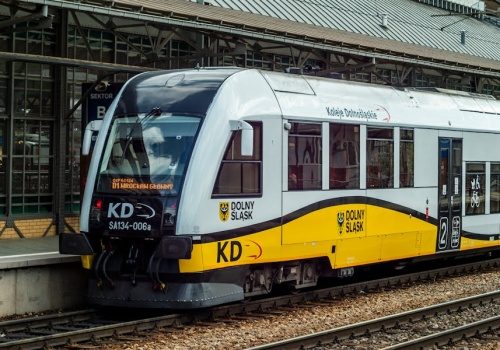 Przewozy w Polsce z mocnym startem roku. Rekord pasażerów, spadek ładunków