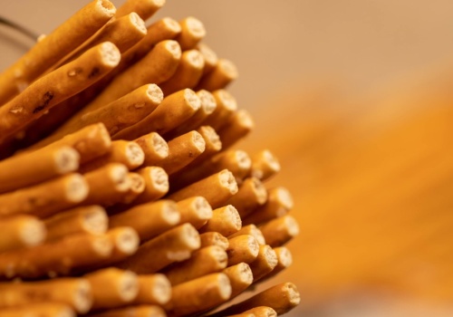 Słone paluszki w laboratorium. Toksyczna przekąska?