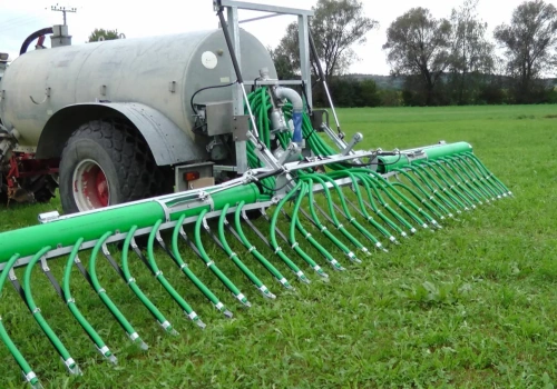 Jak dobrać dawkę gnojowicy i termin nawożenia do warunków glebowych? Mniej strat, lepsza pasza