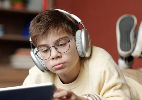 Tiktok i facebook od 15 roku życia i zakaz komórek w podstawówkach – jest projekt ustawy