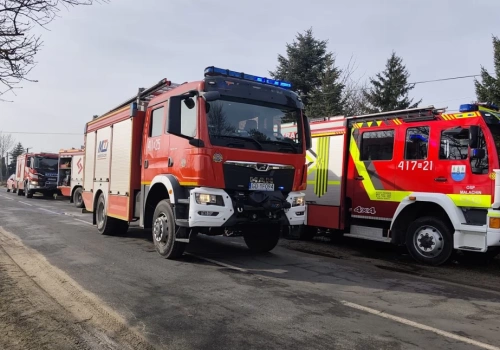 Samochód zapalił się w garażu. Służby w akcji