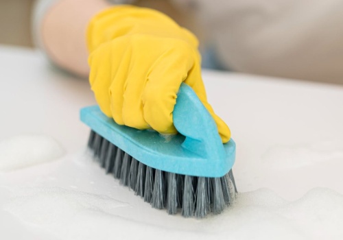 Zamiast drogiego prania wykorzystaj ten sposób. Zalej wrzątkiem i wyszoruj. Kanapa jak nowa