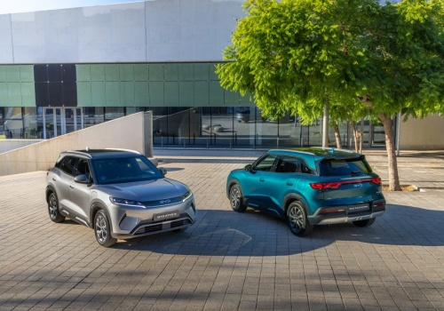 Największy producent elektryków na świecie rozpędza się. Na początek dwie polskie premiery