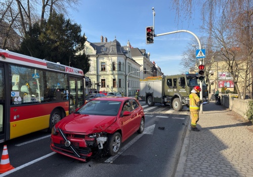 Czołowe zderzenie dwóch samochodów w centrum Bielska-Białej. Duże utrudnienia w ruchu
