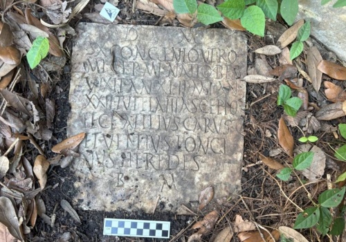 Amerykanie nie wiedzieli, że mają w ogrodzie rzymski zabytek. Naukowcy odczytali starożytne napisy